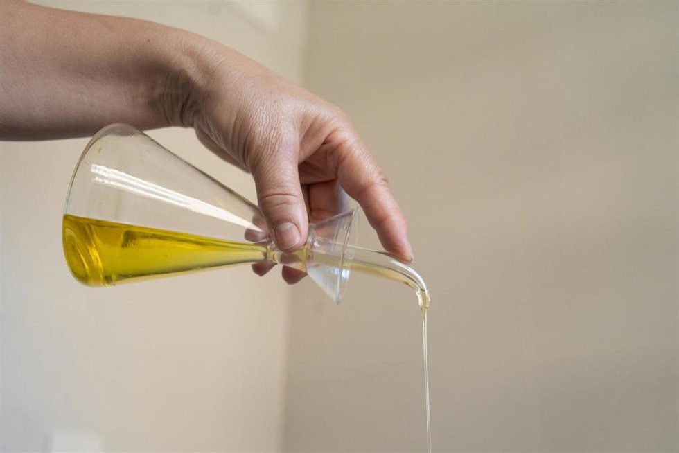 Archivo - Una persona echa aceite de una aceitera, a 21 de junio de 2024, en Barcelona, Catalunya (España).