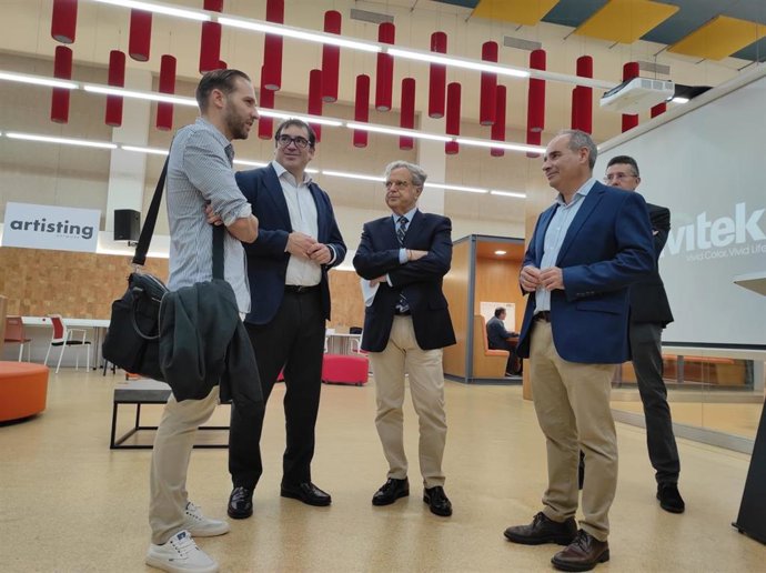 El presidente de la Diputación, Salvador Fuentes (tercero por la izda.), visita la jornada de trabajo enmarcada en el Plan Director de Innovación Tecnológica Dual de la institución provincial.