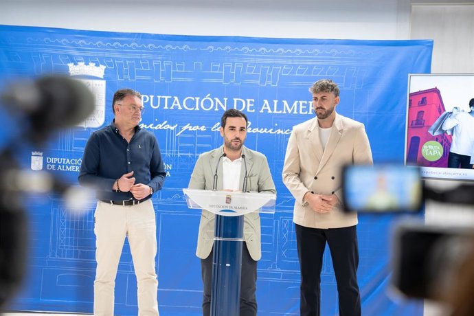 El diputado de Promoción Agroalimentaria, Comercio y Consumo de Almería, Carlos Sánchez, acompañado por representantes municipales, durante la presentación de la XXV edición de Expoberja-Alpujarra.
