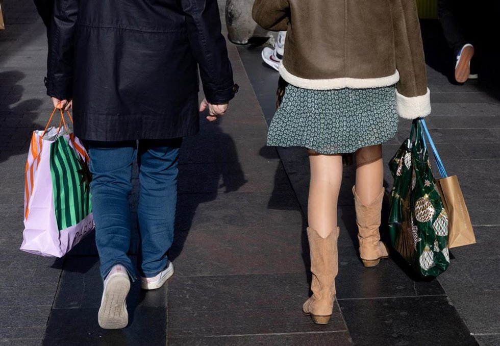 Archivo - Varias personas con bolsas durante las rebajas de enero, a x de enero de 2025, en Madrid (España).