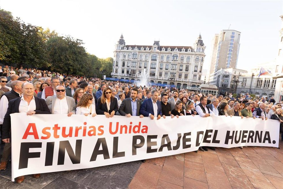 Varias personas con una pancarta, durante la manifestación en contra del peaje del Huerna, a 17 de octubre de 2025, en Oviedo, Principado de Asturias (España). 