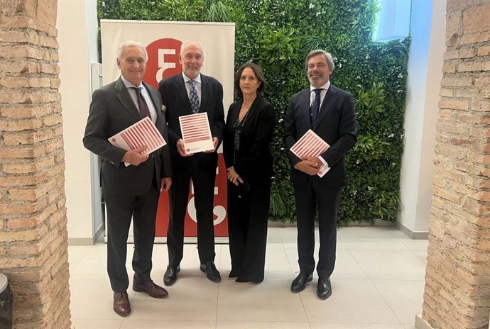 El decano del Colegio de Economistas de Málaga, Manuel Méndez, junto a Antonio Pedraza, vicedecano; Isabel Rodríguez, secretaria general técnica; y Javier Font, secretario y director del Servicio de Estudios Económicos.
