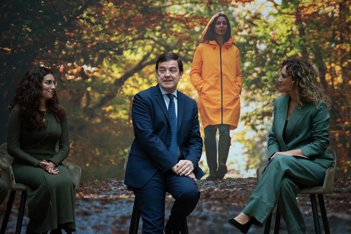 El presidente de la Junta de Castilla y León, Alfonso Fernández Mañueco (c), presenta la Campaña de Turismo de Castilla y León, en la Real Academia de Bellas Artes de San Fernando, a 28 de octubre de 2025, en Madrid (España). 