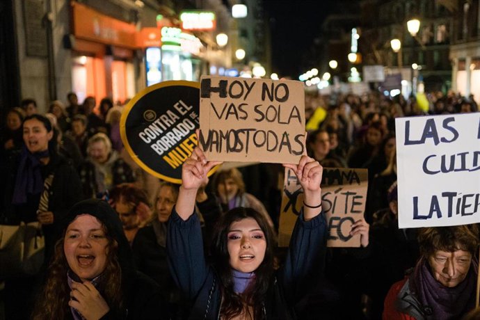 Archivo - Una mujer con un cartel durante una manifestación convocada por el Movimiento Feminista de Madrid por el 8M, Día Internacional de la Mujer, a 8 de marzo de 2023, en Madrid (España). 