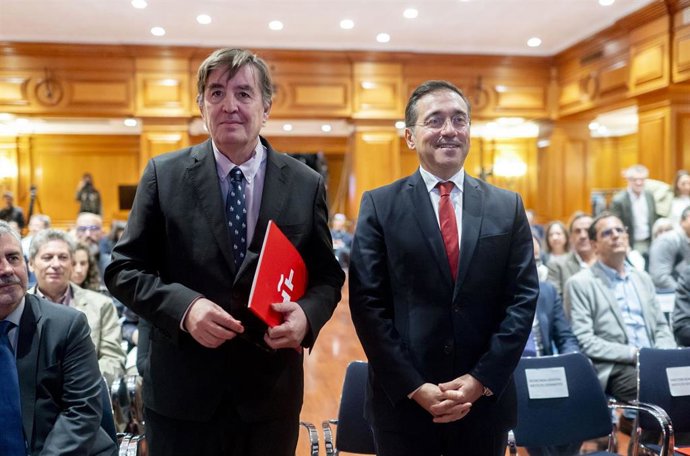 El director del Instituto Cervantes, Luis García Montero (i), y el ministro de Asuntos Exteriores, Cooperación y Unión Europea, José Manuel Albares (d),