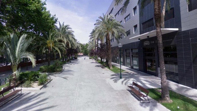 Archivo - Tramo peatonal de la calle Gregori Gea de València, entre el edificio del IVO y el parque.