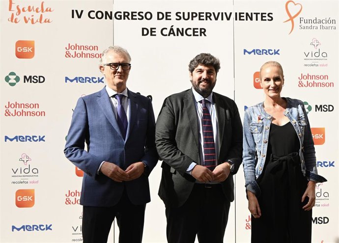 El jefe del Ejecutivo regional, Fernando López Miras, participó hoy en el IV Congreso de Supervivientes de Cáncer ‘Llenos de vida’, organizado por la Fundación Sandra Ibarra. En la imagen, el presidente junto al consejero de Salud, Juan José Pedreño, y Sa