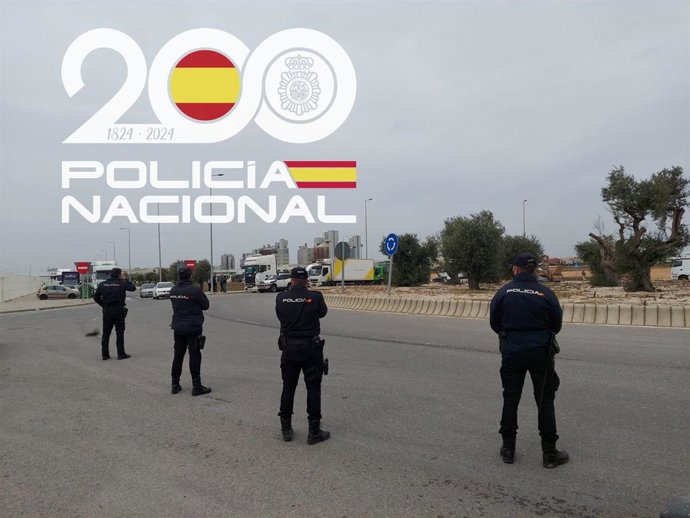 Agentes de la Policía Nacional durante la detención en Alcalá de Guadaíra (Sevilla) de cuatro individuos vinculados al robo de mercancías a camioneros.