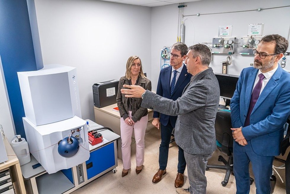 La rectora de la Universidad de La Rioja, Eva Sanz, y el presidente del Gobierno de La Rioja, Gonzalo Capellán, han presentado el nuevo equipamiento científico que incorpora la Universidad de La Rioja para sus grupos de investigación