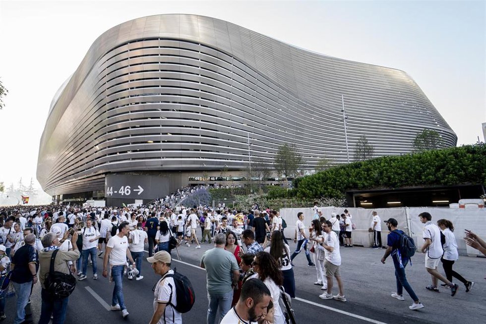 Archivo - Decenas de aficionados del Real Madrid, en los alrededores del estadio Santiago Bernabéu, a 1 de junio de 2024, en Madrid (España). El Real Madrid ha instalado en el estadio Santiago Bernabéu unas pantallas para que los aficionados del club si