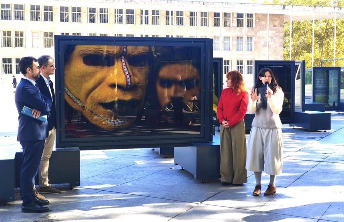 Presentación de la exposición 'Colores del mundo' en la Plaza del Ayuntamiento de Logroño