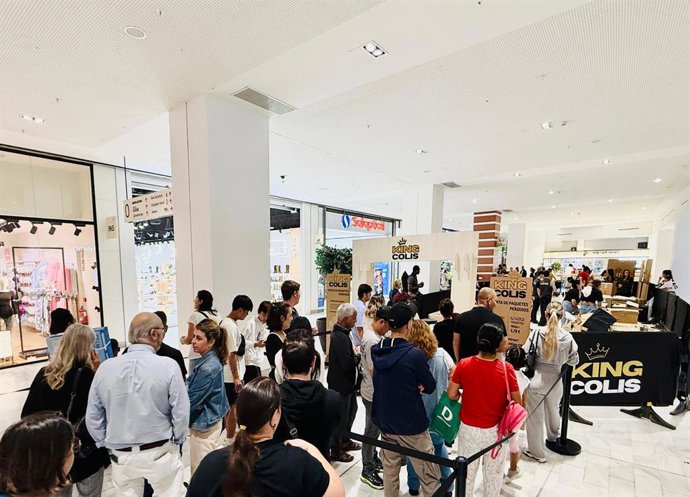 La llegada de la tienda de los paquetes perdidos a Los Arcos causa furor en Sevilla