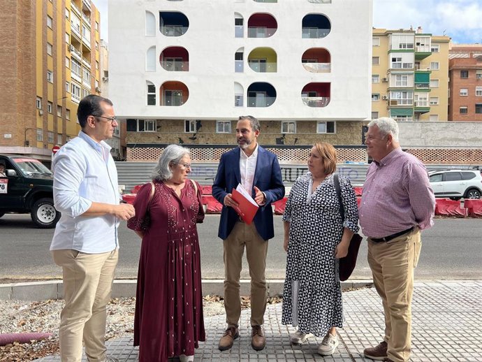 El portavoz municipal del PSOE, Daniel Pérez, junto con los concejales Carmen Martín, Salvador Trujillo, Mari Carmen Sánchez y Rubén Viruel