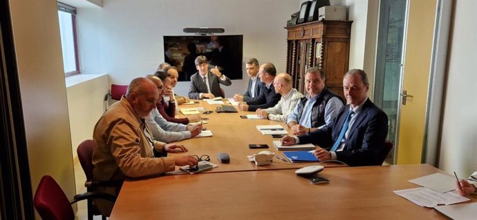 Reunión del Foro por la Industria de Asturias presidida por el consejero de Ciencia, Industria y Empleo, Borja Sánchez.