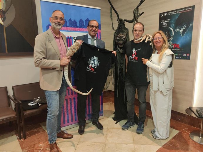 El secretario general de Cultura, Francisco Palomino; el alcalde de Cáceres, Rafael Mateos; el director del festival Pablo Carrero, y la directora del Gran Teatro, Marisa Caldera, en la presentación del XIV Fanter Film Festival