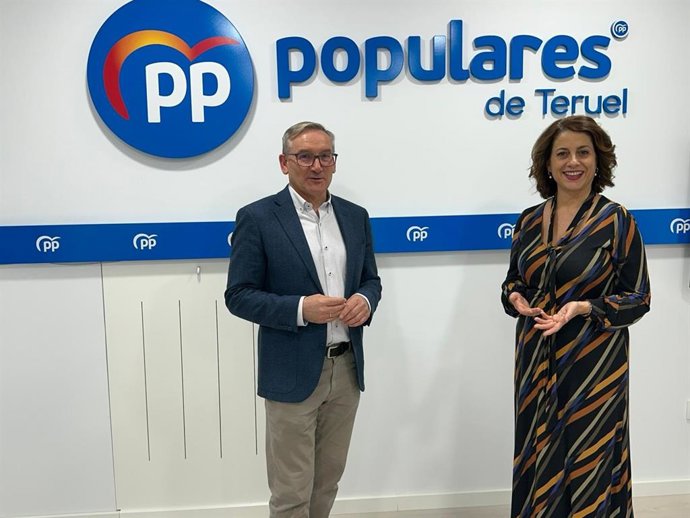El presidente provincial del PP Teruel, Joaquín Juste, y la alcaldesa de la capital, Emma Buj.