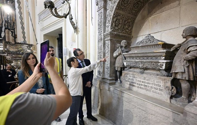 El alcalde de Murcia, José Ballesta, junto a la urna que guarda el corazón de Alfonso X El Sabio, situada en el Altar Mayor de la Catedral de Murcia