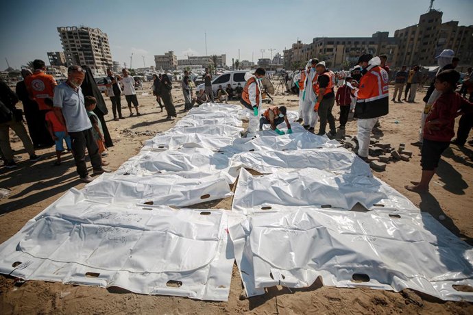 28 de outubro de 2025, Cidade de Gaza, Faixa de Gaza, Território Palestino: Equipes de defesa civil e voluntários recuperam os corpos de mais de 60 palestinos, incluindo vítimas não identificadas, da Praça Al-Katiba, no oeste da Cidade de Gaza, onde estav