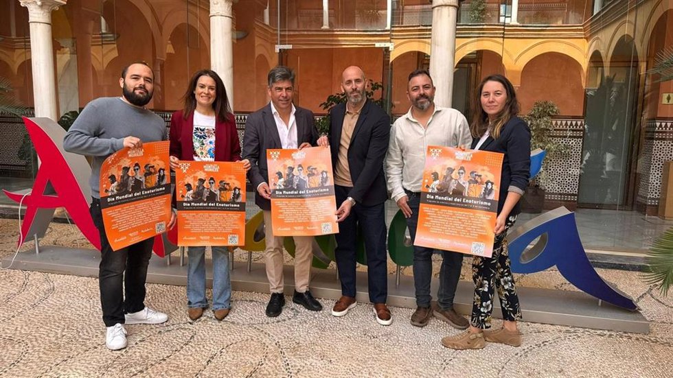 Llamas y Lucena (centro), en la presentación de la programación de la Ruta del Vino Montilla-Moriles, con motivo del Día del Enoturismo.