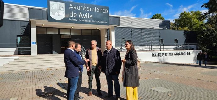 La teniente de alcalde de Turismo y Cultura del Ayuntamiento de Ávila, Sonsoles Prieto, y el concejal de Turismo, Deportes y Fiestas del Consistorio abulense, Carlos López, visitan el renovado pabellón de San Antonio.