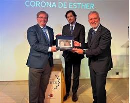 El ministro de Política Territorial y Memoria Democrática, Ángel Víctor Torres, y el secretario de Estado de Memoria Democrática, Fernando Martínez López, reciben el XIV Premio Corona de Esther de Centro Sefarad-Israel.