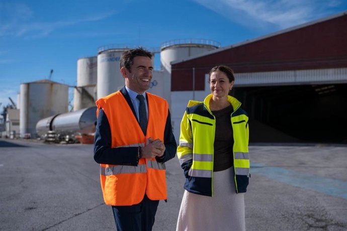 El delegado del Gobierno, Pedro Casares, y la delegada especial del Estado en el Consorcio de la Zona Franca, Ainoa Quiñones