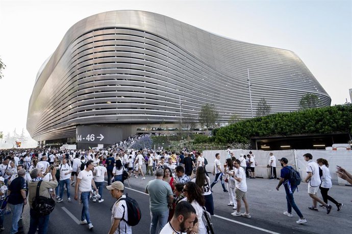 Archivo - Decenas de aficionados del Real Madrid, en los alrededores del estadio Santiago Bernabéu, a 1 de junio de 2024, en Madrid (España). El Real Madrid ha instalado en el estadio Santiago Bernabéu unas pantallas para que los aficionados del club siga