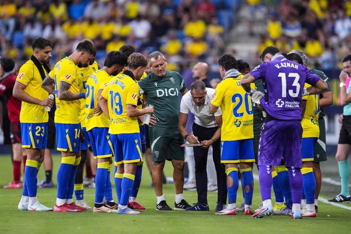 Archivo - El entrenador del Cádiz CF, Gaizka Garitano, durante una charla ante el CD Mirandés en LaLiga Hypermotion 2025-26.