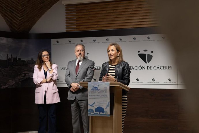 La Directora Del Balneario De Baños De Montemayor, Elisa Cruz; El Director Del Balneario El Salugral, Carlos Yubero, Y La Diputada De Turismo De La Diputación De Cáceres, Elísabeth Martín, En La Presentación Del Programa 'Senior Y Saludable'