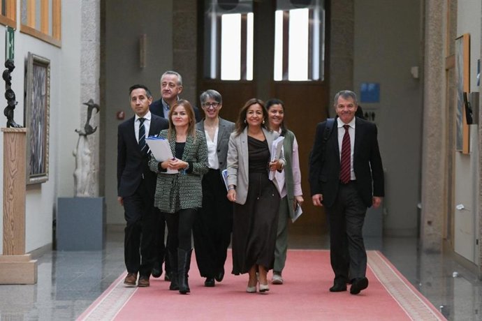 La conselleira do Mar, Marta Villaverde, con su equipo, en el Parlamento