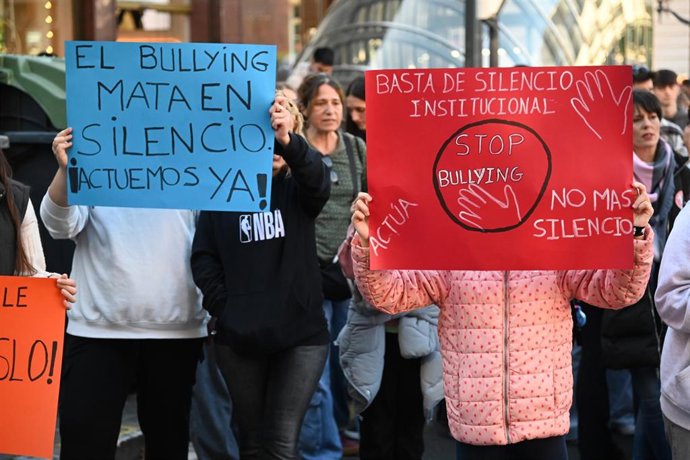 Jóvenes exhiben carteles durante una manifestación estudiantil contra el bullying y los discursos de odio en Bilbao