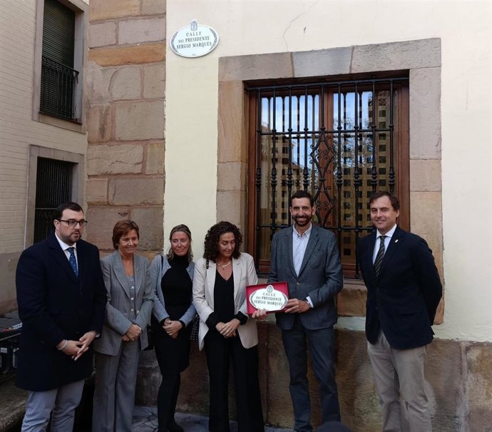 (Por La Izda) El Presidente Del Gobierno Asturiano, Adrián Babón, La Alcaldesa De Gijón, Carmen Moriyón, Y Los Hijos Del Ex Presidente Del Gobierno Del Principado De Asturias, Sergio Marqués, Con La Placa Que Da Su Nombre A Una Calle.