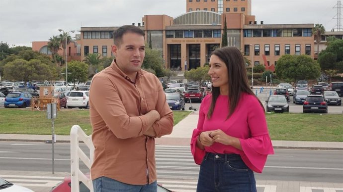 La portavoz del PSOE de Málaga, Ana Villarejo, y el secretario general de las Juventudes Socialistas, Alberto Jimena