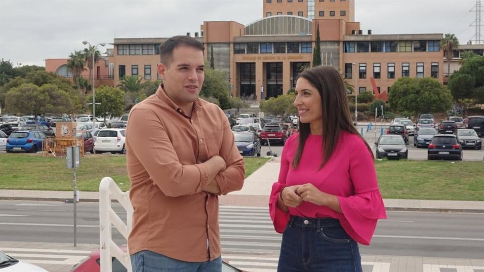 La portavoz del PSOE de Málaga, Ana Villarejo, y el secretario general de las Juventudes Socialistas, Alberto Jimena