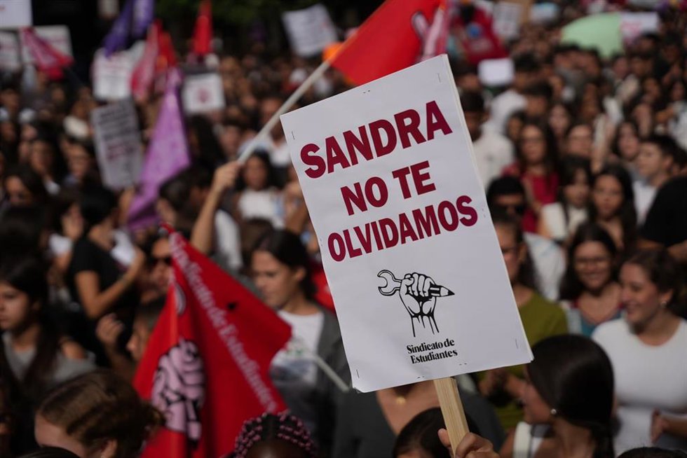Pancartas contra el bullying en la huelga general estudiantil en solidaridad con Sandra Peña