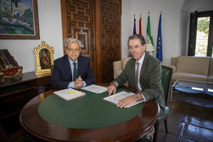 El presidente de la Diputación de Córdoba, Salvador Fuentes (izda.), y el máximo responsable de la DOP de Los Pedroches, Antonio Jesús Torralbo.