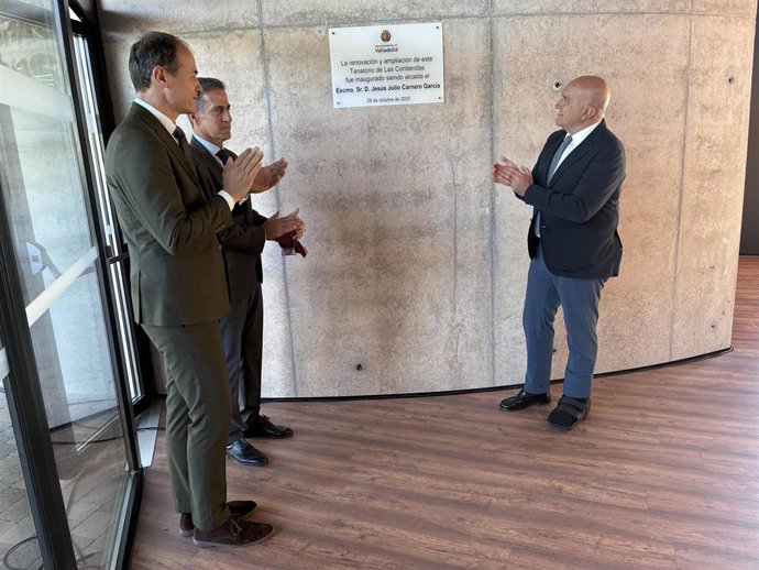 García Pellitero (i), Fernando Fernández y Jesús Julio Carnero, descubren la placa en Las Contiendas.