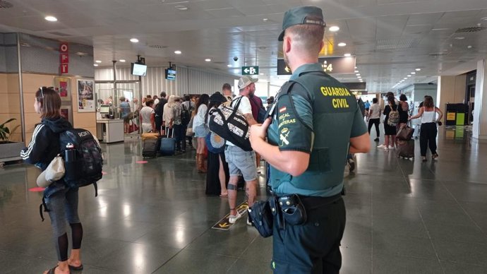 Agente de la Guardia Civil en el aeropurto de Ibiza