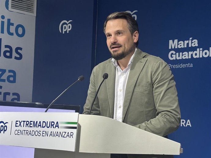 El secretario general del PP de Extremadura, Abel Bautista, ofrece una rueda de prensa