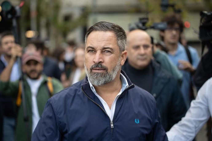 El presidente de Vox, Santiago Abascal, realiza declaraciones a medios de comunicación.