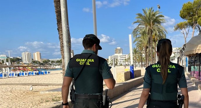 Agentes de la Guardia Civil en Magaluf (Mallorca)