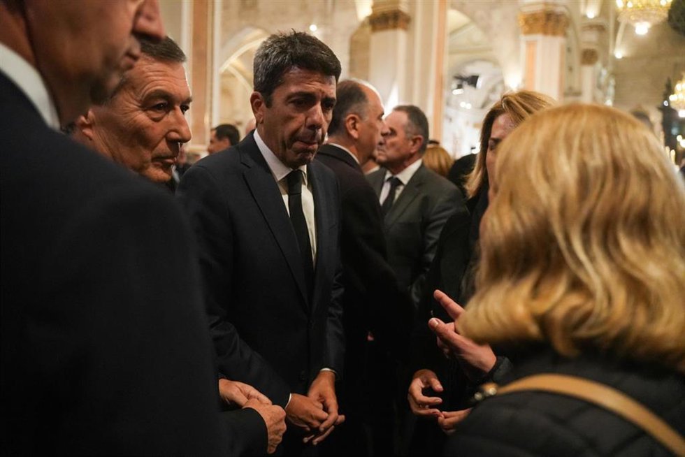 Archivo - El presidente de la Generalitat Valenciana, Calros Mazón, saluda a los familiares de las víctimas