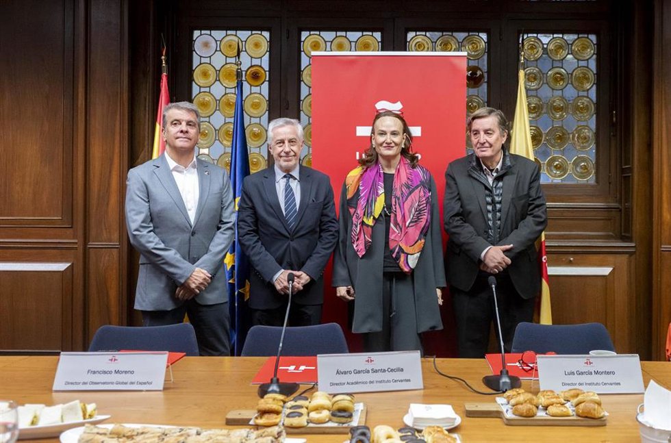 (I-D) El director del Observatorio Global del Español, Francisco Moreno; el director académico del Instituto Cervantes, Álvaro García; la catedrática de derecho constitucional de la Universidad de Sevilla, Ruth Rubio, y el director del Instituto Cervant