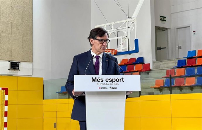 El presidente de la Generalitat, Salvador Illa, presenta el plan de modernización de equipamientos deportivos en Esplugues de Llobregat (Barcelona)