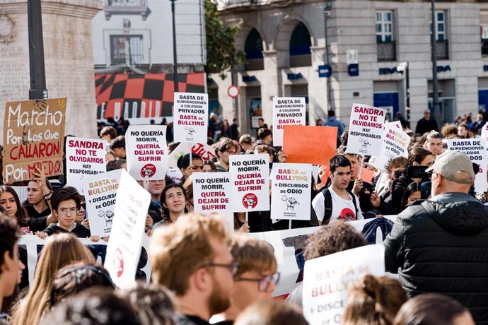Varios estudiantes con pancartas contra el bullying, durante una manifestación en la Puerta del Sol