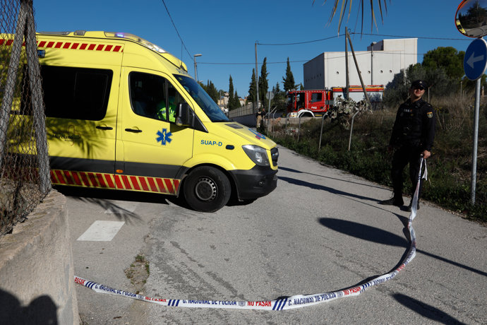 Una ambulancia recoge a  la liberada de la casa donde un hombre se ha atrincherado armado y ha herido a un subinspector de los GOES al dispararle en la cabeza y el brazo, en la pedanía de Cañada Hermosa, a 24 de diciembre de 2022, en Murcia, Región de 