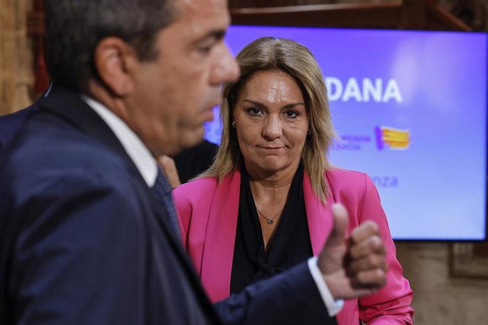 Archivo - El president de la Generalitat, Carlos Mazón, acompañado por la vicepresidenta de la Generalitat, Susana Camarero