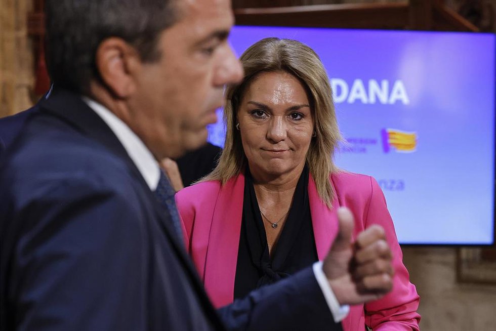 Archivo - El president de la Generalitat, Carlos Mazón, acompañado por la vicepresidenta de la Generalitat, Susana Camarero