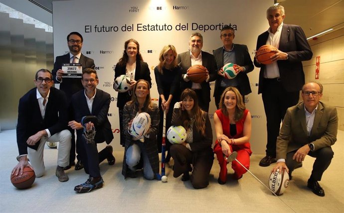 La exgimnasta Almudena Cid, en el centro de la imagen, destacó la importancia de la profesionalización de los deportistas de alto nivel en España.
