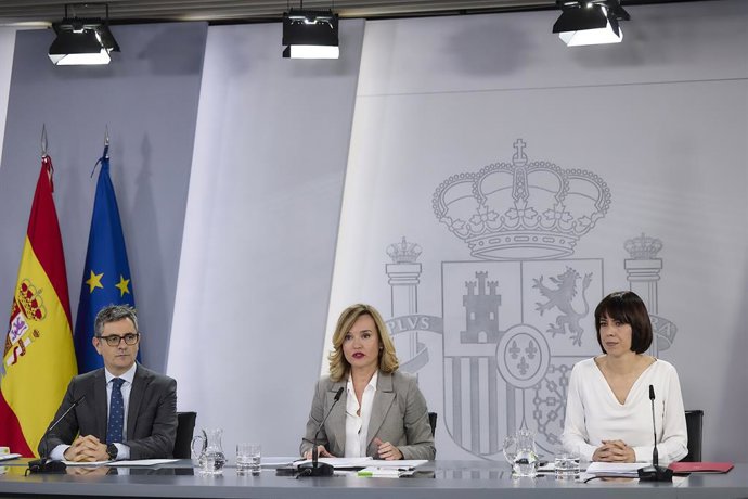 (esq.) O ministro da Presidência, Justiça e Relações com os Tribunais, Félix Bolaños, a ministra da Educação, Treinamento Vocacional e Esporte, Pilar Alegría, e a ministra da Ciência, Inovação e Universidades, Diana Morant, durante entrevista coletiva com